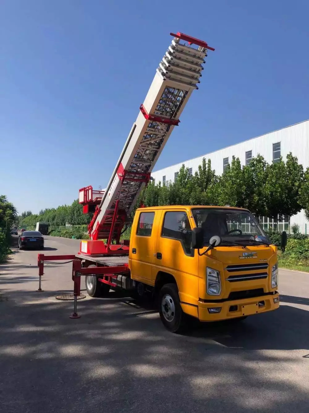 卢龙县附近的云梯车出租服务：轻松解决高空作业需求